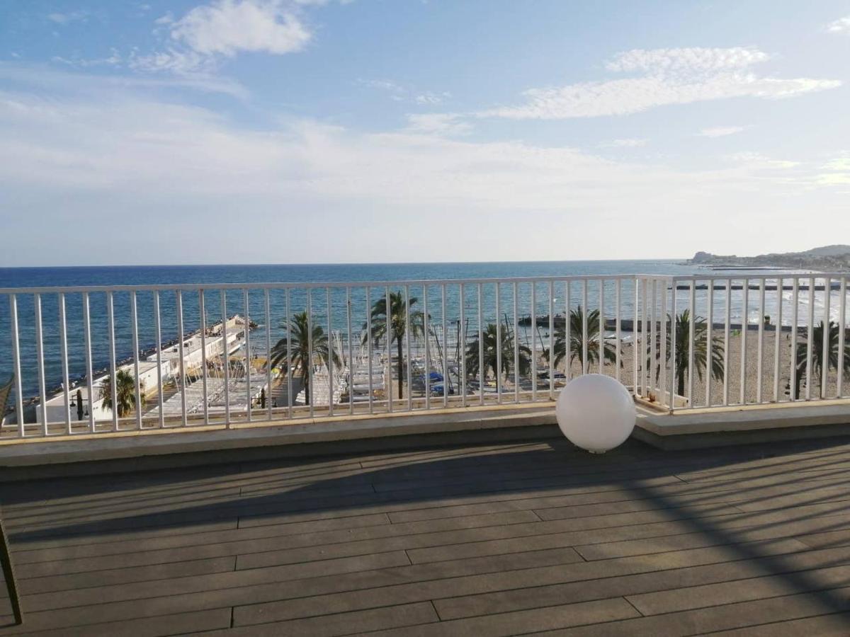 Atico Con Fantasticas Vistas Al Mar Y La Iglesia Apartman Sitges Kültér fotó