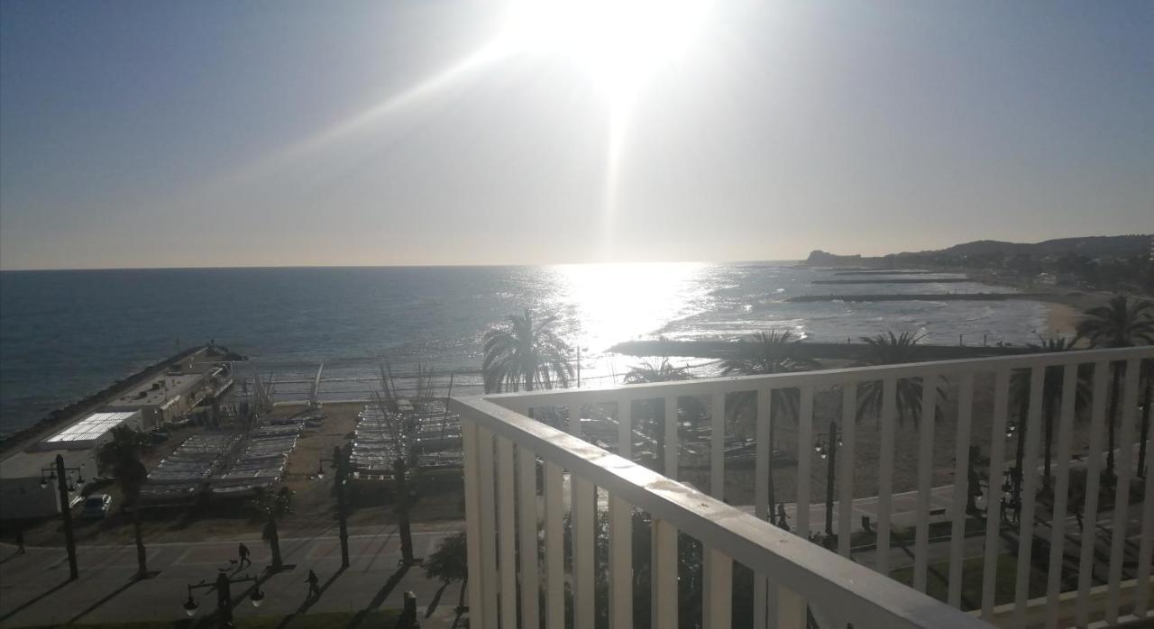 Atico Con Fantasticas Vistas Al Mar Y La Iglesia Apartman Sitges Kültér fotó