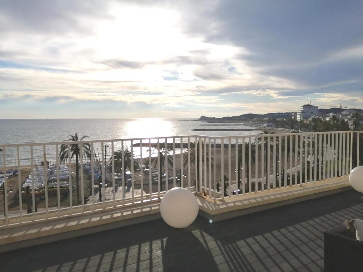 Atico Con Fantasticas Vistas Al Mar Y La Iglesia Apartman Sitges Kültér fotó