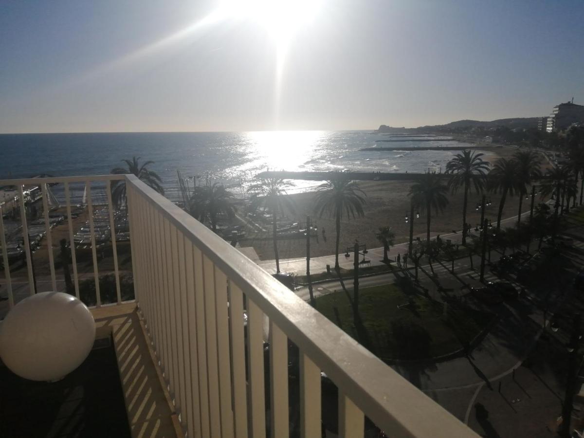 Atico Con Fantasticas Vistas Al Mar Y La Iglesia Apartman Sitges Kültér fotó